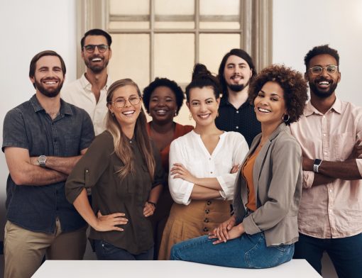 imagem de pessoas de etinias e sexos diversos uma do lado da outra sorrindo para a foto.